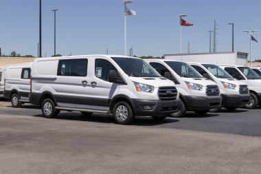 Indianapolis - Haziran 2022: Ford Transit bir galeride sergileniyor. Ford, Transit in Cargo, Crew and Yolcu modellerini sunar.
