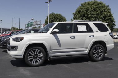Indianapolis - Haziran 2022: Kullanılmış Toyota 4Runner sergisi. Arz sorunlarıyla birlikte, Toyota talebi karşılamak için bir çok kontörlü araba alıp satıyor..