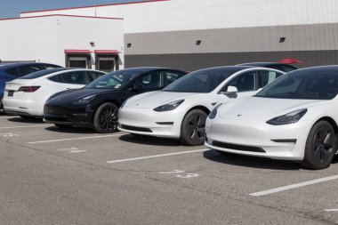 Indianapolis - Yaklaşık Haziran 2022: Tesla EV elektrikli araçlar sergilenmektedir. Tesla ürünleri arasında elektrikli arabalar, batarya enerji deposu ve güneş panelleri yer alıyor.