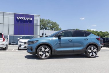 Indianapolis - Haziran 2022: Volvo C40 ekranı. Volvo, Çin otomotiv şirketi Geely 'nin yan kuruluşu..