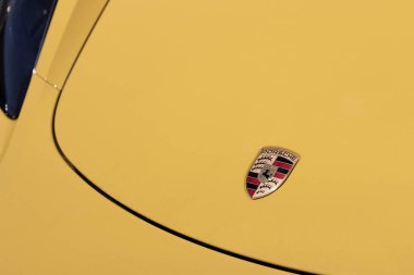 Indianapolis - Haziran 2022: Porsche 718 Cayman T bir galeride sergileniyor. Porsche, Base, T, S, GTS ve GT4 modellerinde 718 Cayman sunar..