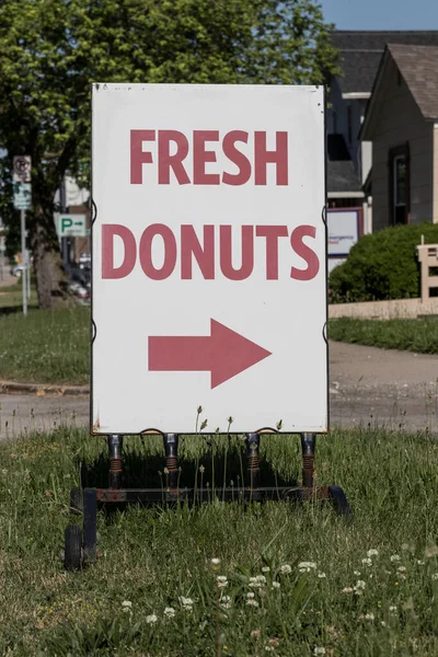 Donuts Frescos Assinar Com Uma Seta Legendado Como Pegar Policial — Fotografia de Stock