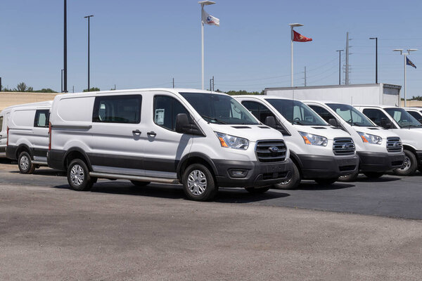 Индианаполис - июнь 2022 года: показ Ford Transit в дилерском центре. Ford предлагает модели Transit in Cargo, Crew и Passenger.