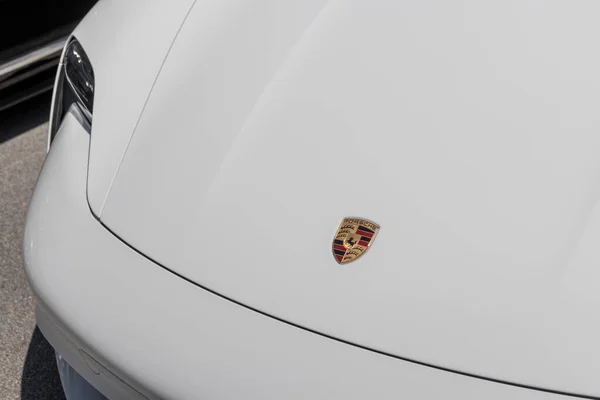 Индианаполис Июнь 2022 Года Porsche Taycan Turbo Дилерском Центре Porsche — стоковое фото