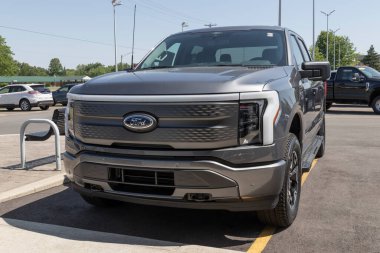 Marion - Haziran 2022: Ford F-150 Lightning sergisi. Ford, Pro, XLT, Lariat ve Platinum modellerinde F150 Lightning tüm elektrik kamyonlarını sunar..