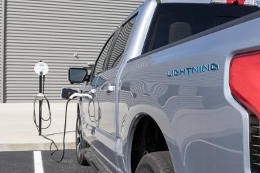 Kokomo - Circa June 2022: Ford F-150 Lightning sergisi. Ford, Pro, XLT, Lariat ve Platinum modellerinde F150 Lightning tüm elektrik kamyonlarını sunar..