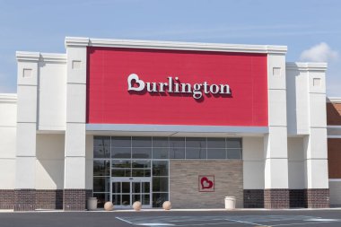 Kokomo - Haziran 2022: Burlington Alışveriş Merkezi. Burlington, Amerika 'nın indirimli satış departmanı..