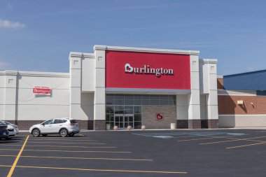 Kokomo - Haziran 2022: Burlington Alışveriş Merkezi. Burlington, Amerika 'nın indirimli satış departmanı..