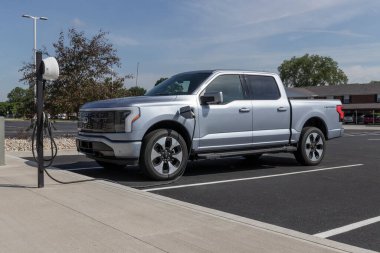 Kokomo - Circa June 2022: Ford F-150 Lightning sergisi. Ford, Pro, XLT, Lariat ve Platinum modellerinde F150 Lightning tüm elektrik kamyonlarını sunar..