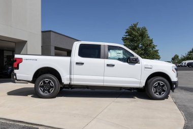 Zionsville - Haziran 2022: Ford F-150 Lightning sergisi. Ford, Pro, XLT, Lariat ve Platinum modellerinde F150 Lightning tüm elektrik kamyonlarını sunar..