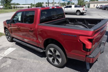 Lübnan - Haziran 2022: Ford F-150 Lightning sergisi. Ford, Pro, XLT, Lariat ve Platinum modellerinde F150 Lightning tüm elektrik kamyonlarını sunar..