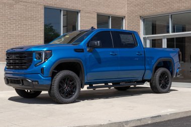 Carmel - Haziran 2022: GMC Sierra 1500 bir galeride sergileniyor. GMC Sierra 'ya HD, HD Pro, AT4 ve Denali modelleri sunar.