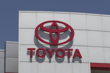 Whitestown - Haziran 2022: Toyota Car ve SUV Logosu. Toyota, güvenilirliği, yakıt tüketimi ve emisyonları azaltmaya olan bağlılığı nedeniyle popüler bir markadır..