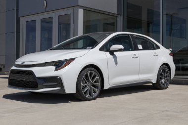 Whitestown - Haziran 2022: Toyota Corolla sergisi. Toyota, L, LE, Melez LE ve SE modellerinde Corolla sunar..