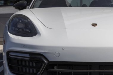 Indianapolis - Haziran 2022: Porsche Panamera Turbo bir galeride sergileniyor. Porsche Panamera 'yı Base, Platinum, 4 ve 4S modellerinde sunar..