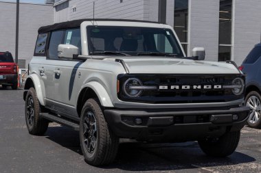 Cincinnati - Haziran 2022: Ford Bronco bir galeride sergileniyor. Broncos bir temel modelle sipariş edilebilir ya da Ford 'un sokak ve off-road kullanımı için 200' e kadar aksesuarı vardır..