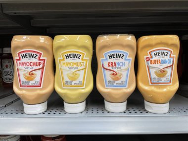 Indianapolis - Haziran 2022: Kraft Heinz MayoChup, MayoMust, KRanch ve BuffaRanch karışımı soslar Heinz. Kraft Heinz dünyanın en büyük beşinci gıda şirketi..