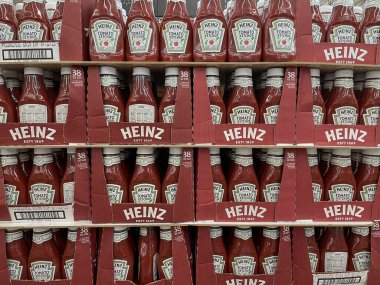 Indianapolis - Haziran 2022: Kraft Heinz markalı ketçap. Kraft Heinz dünyanın en büyük beşinci gıda şirketi..