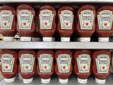 Indianapolis - Haziran 2022: Kraft Heinz markalı ketçap. Kraft Heinz dünyanın en büyük beşinci gıda şirketi..