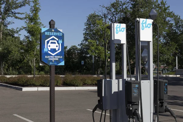 Cincinnati - Circa June 2022: FLO elektrikli araç (EV) şarj istasyonu. FLO, AddEnergie 'nin yan kuruluşu..