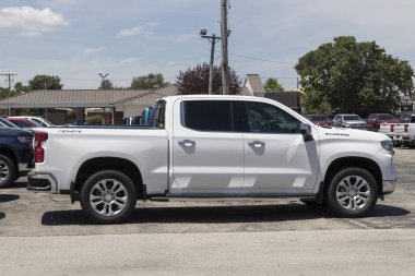 Tipton - Temmuz 2022: Chevrolet Silverado sergisi. Chevy, WT, Gümrük, Trail Boss, LT, RST ve High Country modellerinde Silverado 'yu sunar..