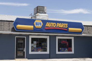 Tipton - Temmuz 2022: NAPA Oto Parça Mağazası. NAPA Oto Parçaları 'nın 6000' den fazla konumu ve NASCAR sponsoru var..