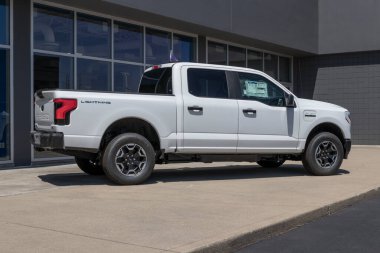 Plainfield - Temmuz 2022: Ford F-150 Lightning sergisi. Ford, Pro, XLT, Lariat ve Platinum modellerinde F150 Lightning tüm elektrik kamyonlarını sunar..