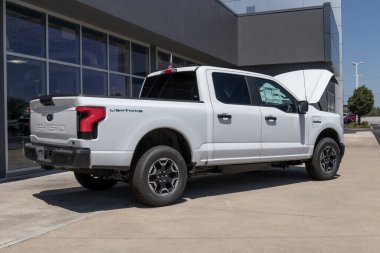 Plainfield - Temmuz 2022: Ford F-150 Lightning Frunk sergisi. Ford, Pro, XLT, Lariat ve Platinum modellerinde F150 Lightning tüm elektrik kamyonlarını sunar..