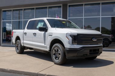 Plainfield - Temmuz 2022: Ford F-150 Lightning sergisi. Ford, Pro, XLT, Lariat ve Platinum modellerinde F150 Lightning tüm elektrik kamyonlarını sunar..