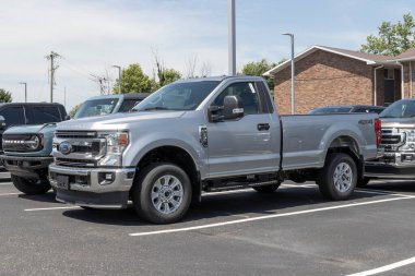 Kokomo - Temmuz 2022: Ford F-350 bir galeride sergileniyor. Ford F350 XL, XLT, Lariat, King Ranch ve Platinum modellerinde mevcuttur..