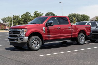 Kokomo - Temmuz 2022: Ford F-350 bir galeride sergileniyor. Ford F350 XL, XLT, Lariat, King Ranch ve Platinum modellerinde mevcuttur..