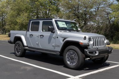 Kokomo - Temmuz 2022: Bir Stellantis satıcısında Jeep Gladyatör gösterisi. Jeep Gladyatör modelleri Sport, Willys, Rubicon ve Mojave 'dir..