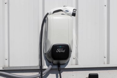 Harrison - Temmuz 2022: Mustang Mach-E, Fusion Flug-in ve F-150 Lightning için Ford Elektrik şarj istasyonu.