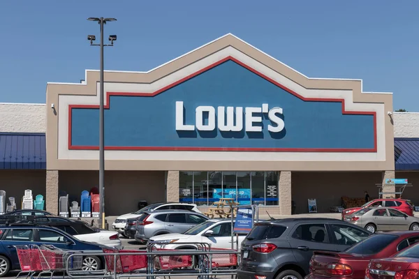 Circa November 2021 Lowe Home Improvement Warehouse Lowe Operates Retail — Stockfoto