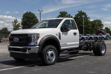 Indianapolis - Temmuz 2022: Ford F-450 bir galeride sergileniyor. F450 Chassis Taksi, Flatbed ve Dump Truck modellerinde mevcuttur..