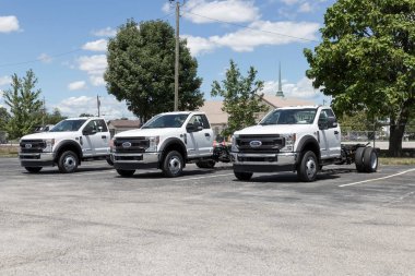 Indianapolis - Temmuz 2022: Ford F-450 bir galeride sergileniyor. F450 Chassis Taksi, Flatbed ve Dump Truck modellerinde mevcuttur..