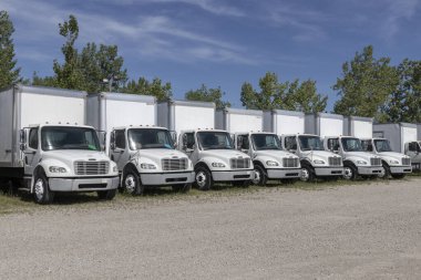 Indianapolis - Temmuz 2022: Yük gemisi Semi Traktör Kamyonları satılığa çıktı. Freightliner 'ın sahibi Daimler..