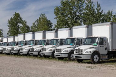 Indianapolis - Temmuz 2022: Yük gemisi Semi Traktör Kamyonları satılığa çıktı. Freightliner 'ın sahibi Daimler..