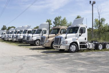 Indianapolis - Temmuz 2022: Yük gemisi Semi Traktör Kamyonları satılığa çıktı. Freightliner 'ın sahibi Daimler..