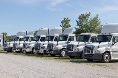 Indianapolis - Temmuz 2022: Yük gemisi Semi Traktör Kamyonları satılığa çıktı. Freightliner 'ın sahibi Daimler..