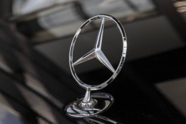 Indianapolis - Temmuz 2022: Mercedes Benz Ayakta Duran Yıldız Başlıklı Süsleri. Mercedes 'in kökeni üç noktalı yıldız tarihi 1909..