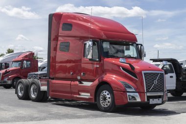 Indianapolis - Temmuz 2022: Volvo Semi Traktör Karavanı Big Rig Truck bir galeride sergileniyor. Volvo Trucks en büyük kamyon üreticilerinden biri..