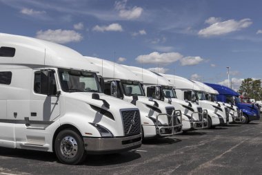 Indianapolis - Temmuz 2022: Volvo Semi Traktör Karavanı Big Rig Truck bir galeride sergileniyor. Volvo Trucks en büyük kamyon üreticilerinden biri..