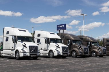 Indianapolis - Temmuz 2022: Volvo Semi Traktör Karavanı Big Rig Truck bir galeride sergileniyor. Volvo Trucks en büyük kamyon üreticilerinden biri..