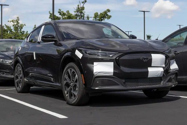 Zionsville Circa July 2022 Ford Mustang Mach Suv Display Mustang — Foto de Stock