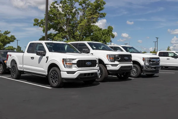 Zionsville Circa July 2022 Ford 150 Display Dealership Ford F150 — Stok Foto
