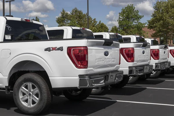 Zionsville Circa July 2022 Ford 150 Display Dealership Ford F150 — Stok Foto