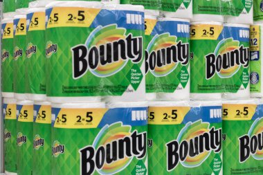Indianapolis - Circa July 2022: Bounty paper towel display. Bounty is a paper towel product manufactured by Procter & Gamble (P&G).
