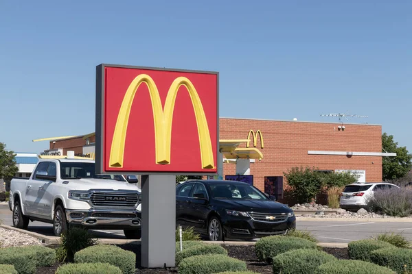 Merrillville Circa July 2022 Mcdonald Restaurant Mcdonald Offering Employees Higher — стоковое фото