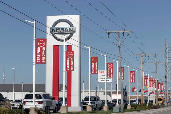Merrillville Sekitar Juli 2022 Penawaran Dealer Nissan Bersertifikat Mobil Pra — Stok Foto